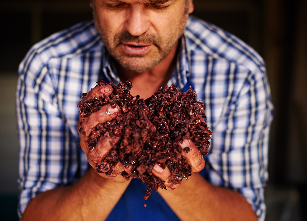 Un contadino orgoglioso con buon gusto